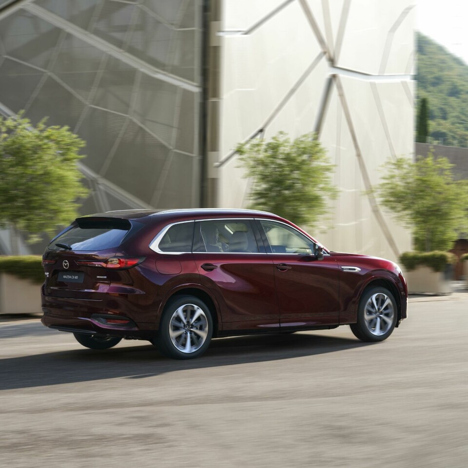 Estate-like lines and a long bonnet 2024_mazda_cx-80_ar_act_7