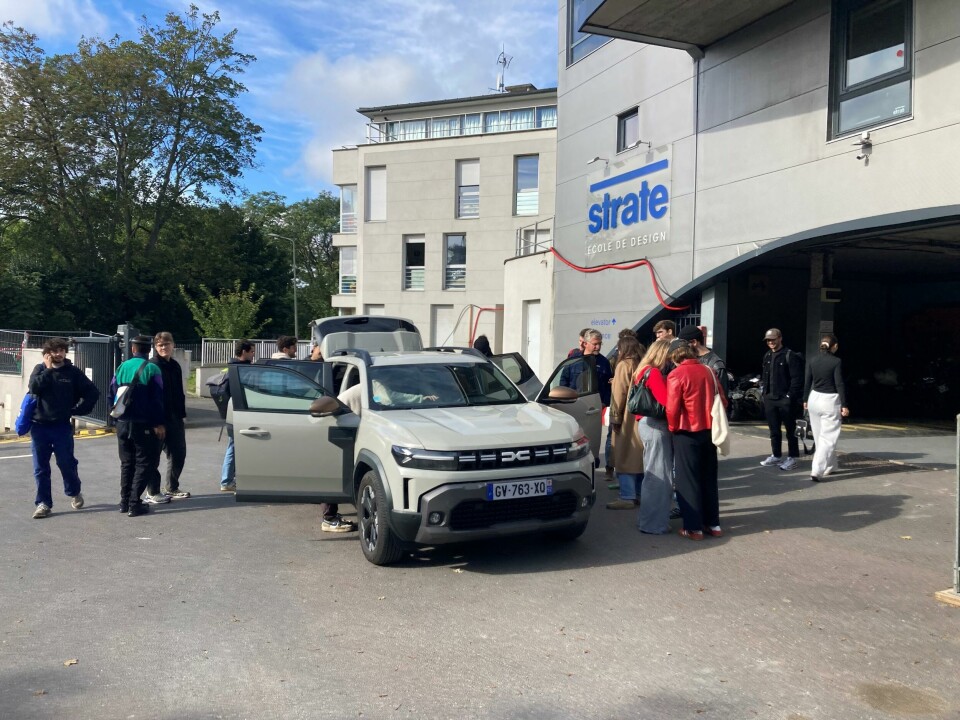 Students explore the Dacia Bigster outside Strate School of Design Dacia YouClip strate HD (1)