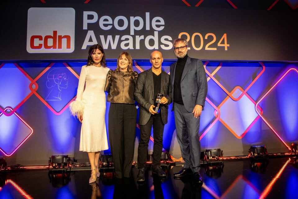 Annelie Karlsson from Volvo awards Jeff Hammoud from Rivian Best Studio Engineering Team 20241205_CDN_PeopleAwardPresentations-15