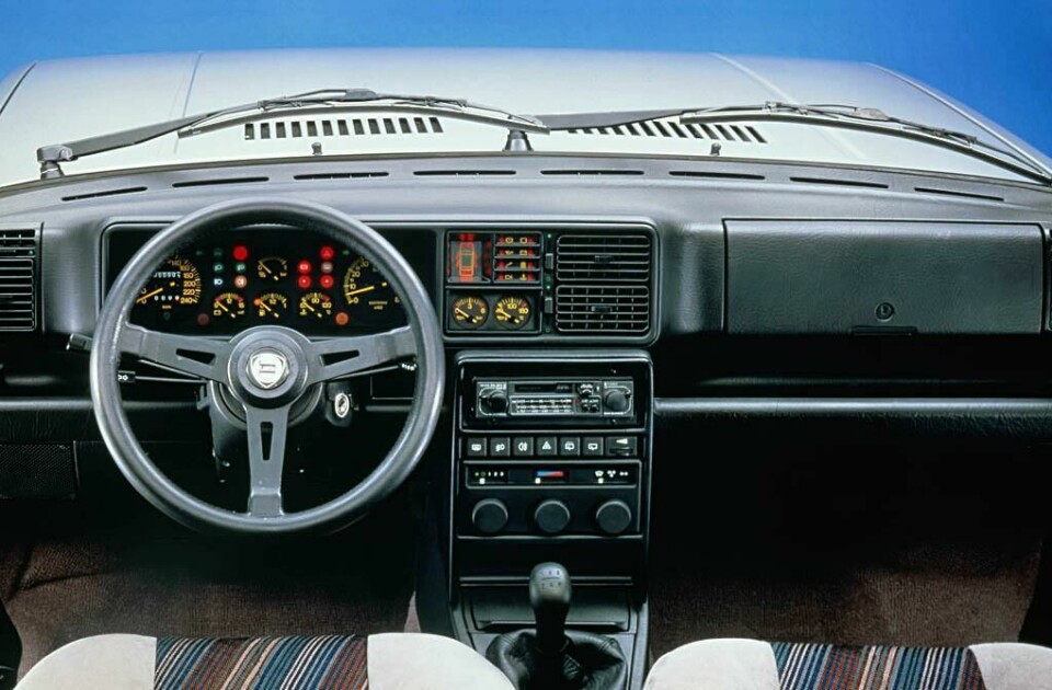 The Delta interior was a jamboree for fans of dials Lancia Delta HF Interior