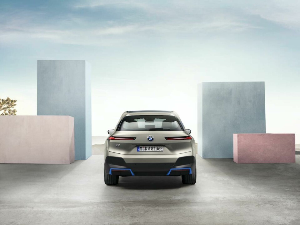 Very slim rear lights define the tailgate BMW iX