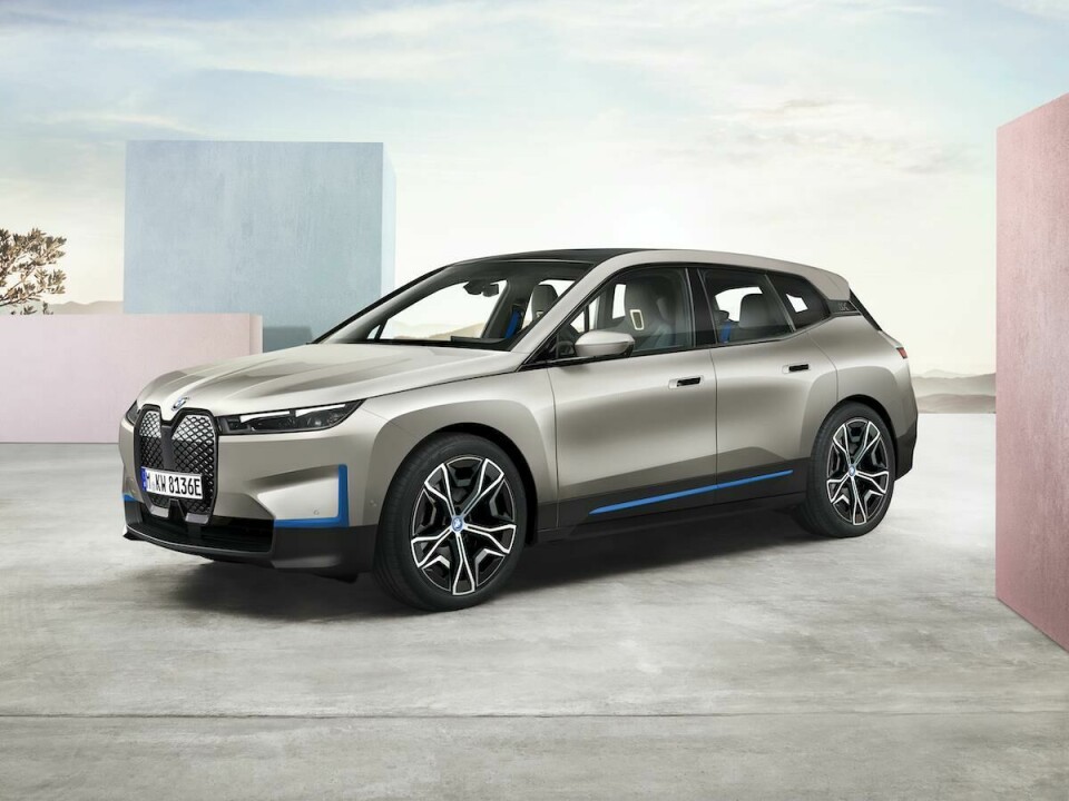 The kidney-shaped grille is a vector for technology BMW iX