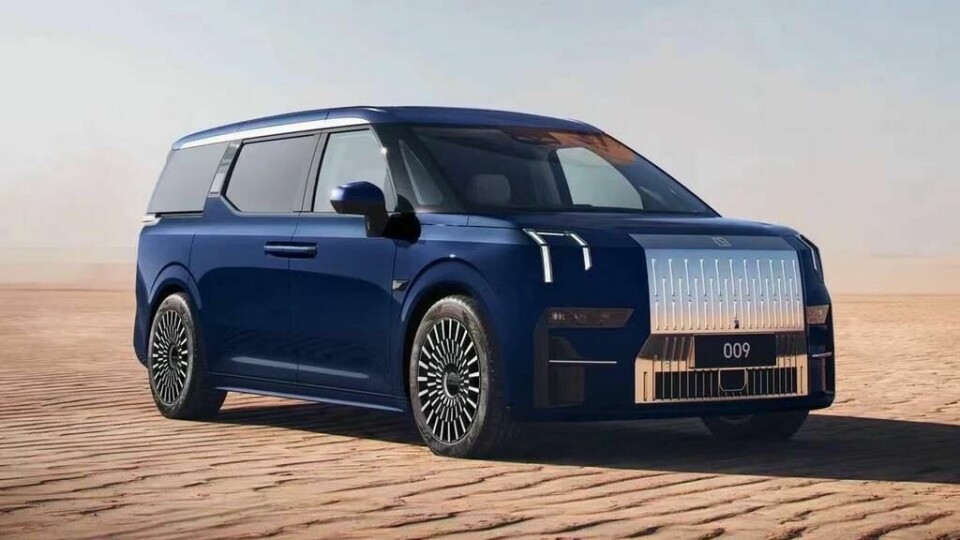 If that grille was not already a giveaway, Zeekr is targeting the luxury crowd with its new 009 Zeekr 009 minivan front view 2