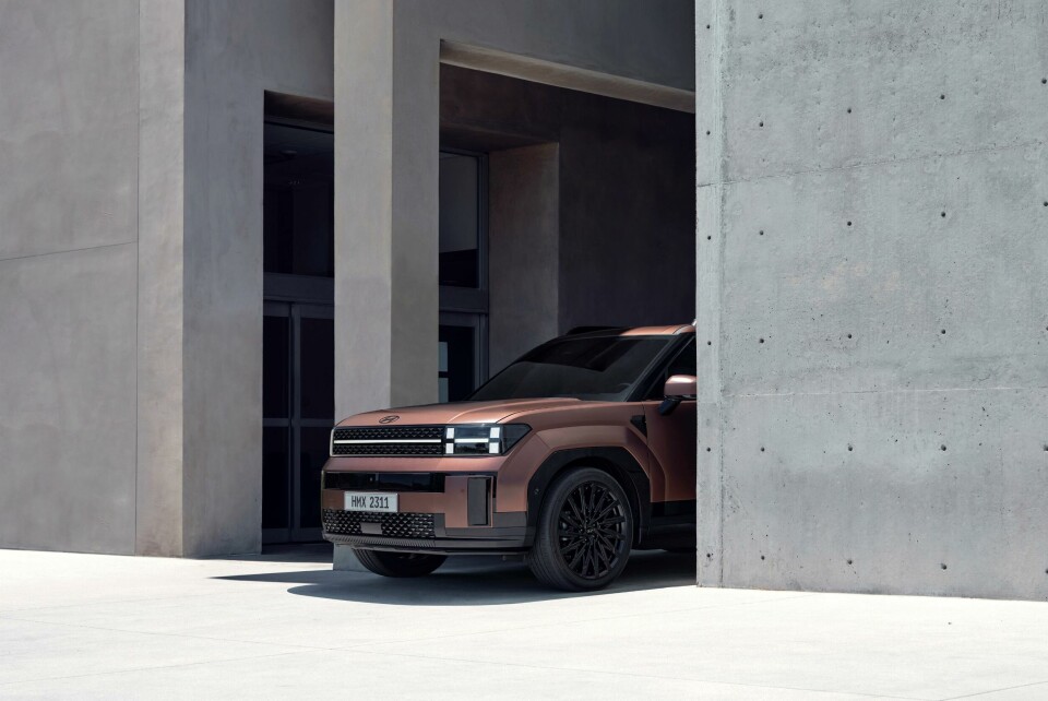 H-motif headlights are paired with parametrix pixel accents 56354-HyundaisAll-NewSantaFeBoastsBoldNewDesignOptimizedforEffortlessOutdoorLifestyles