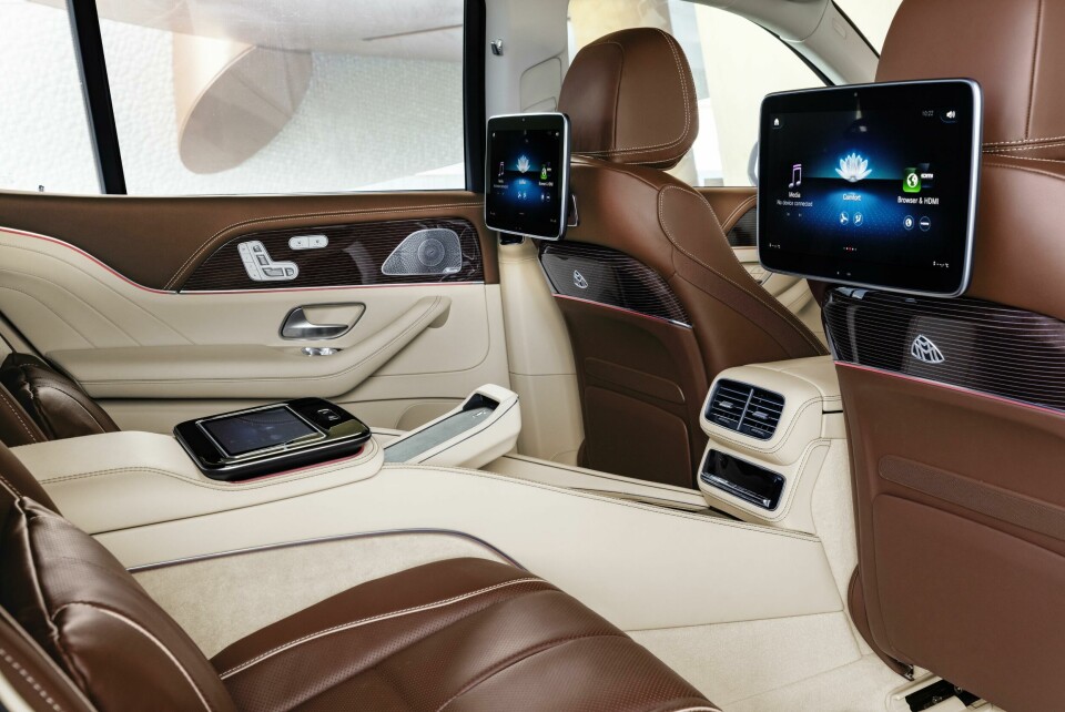 Mercedes introduces three premium SUVs on two continents 06-Lounge