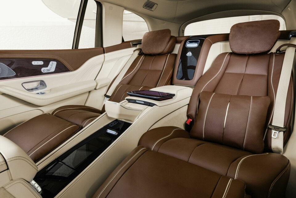 Mercedes introduces three premium SUVs on two continents 02-Lounge