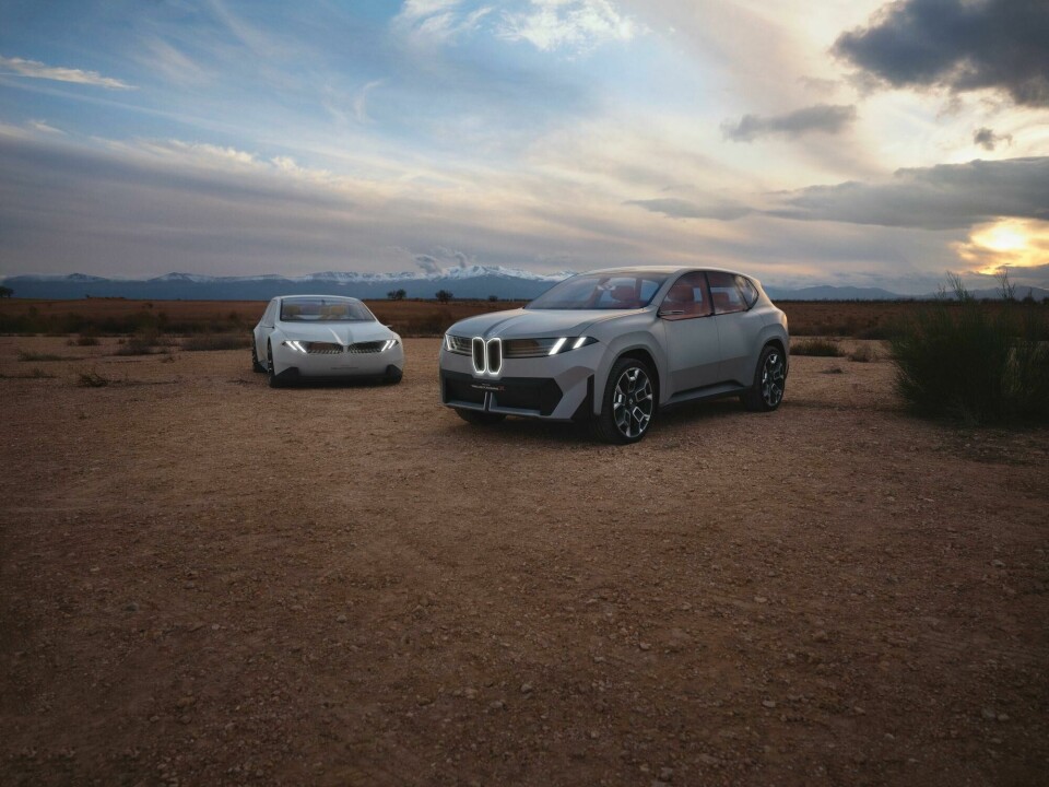 BMW Neue Klasse X concept (right) with its earlier sedan variant BMW Neue Klasse X 2024 reveal43433-lowRes