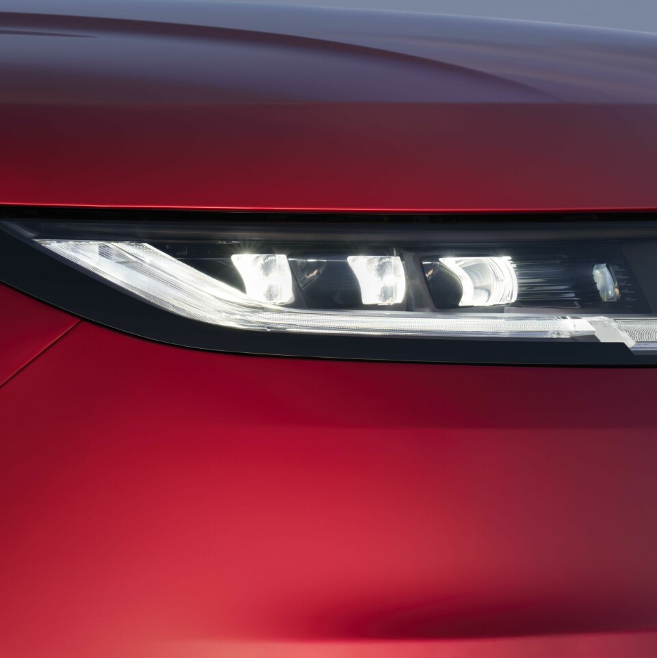 The slim digital LED headlamps contain 1.3 million micro-mirrors Range Rover Sport 2022_23MY_28_FE_236_GLHD_100522