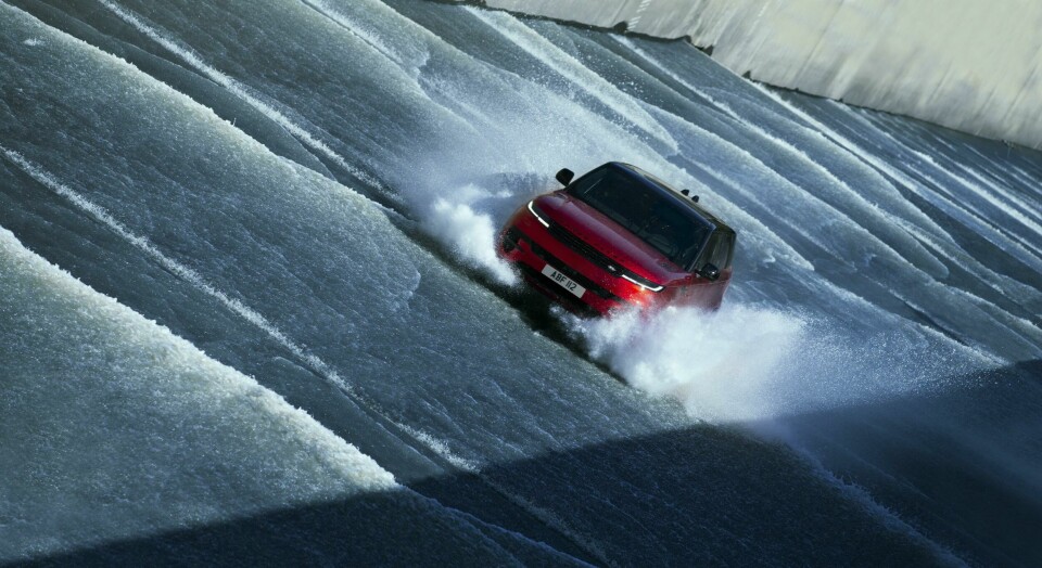 Stunt driver Jess Hawkins ploughing against the flow of water at the Karahnjukar Dam in Iceland Range Rover Sport 2022_23MY_06_Spillway_100522