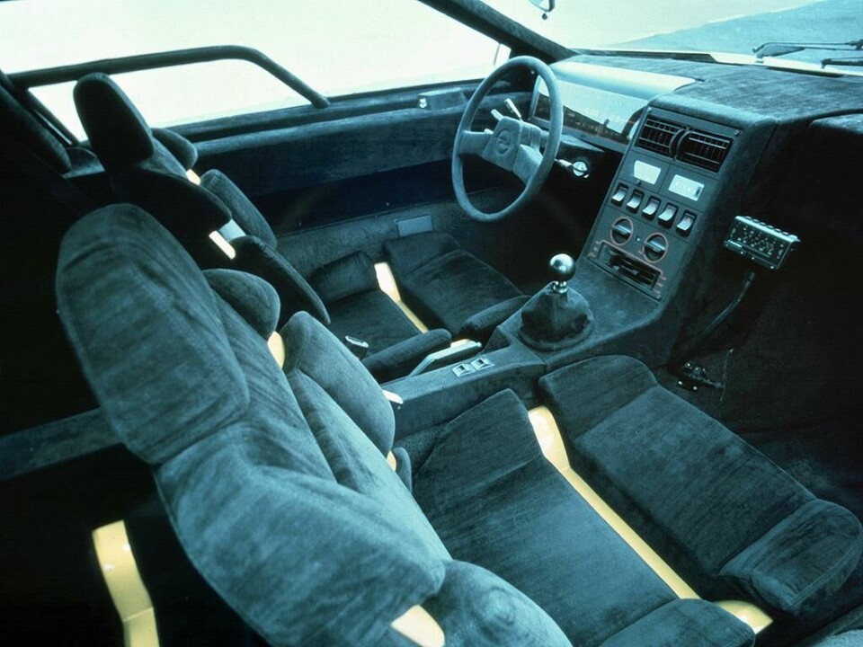 The GT2 Interior – modular elements, a tiny computer, and hectares of velour Opel GT2 Interior