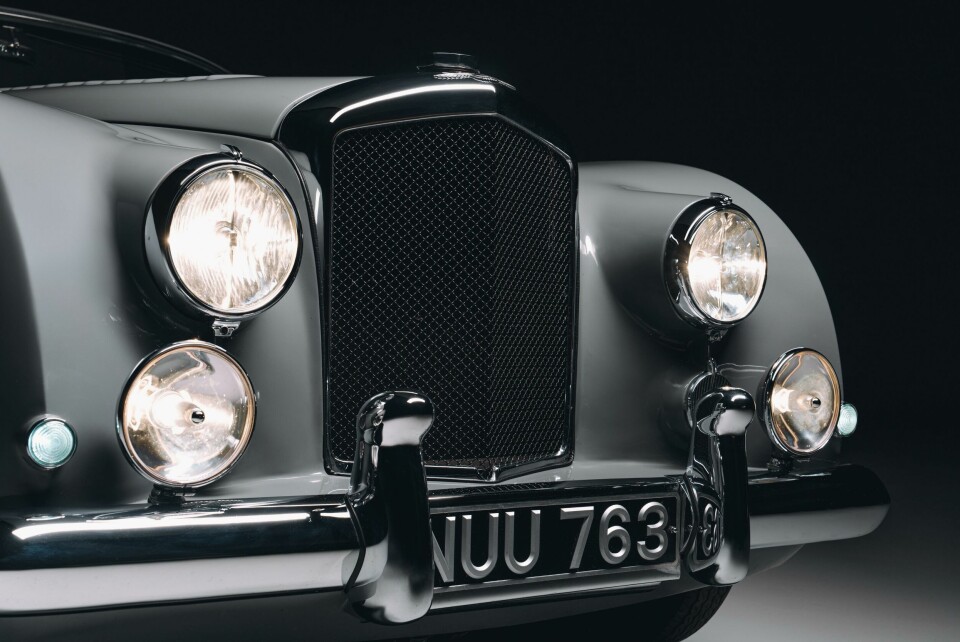 James Bond Bentley front face close up James Bond Bentley 08460 copy