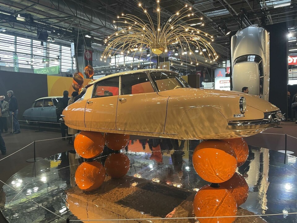 9. 1959 DS floating on balloons at Retromobile 2025 9. 1959 DS balls display - ext F3Q R - Retromobile 2025