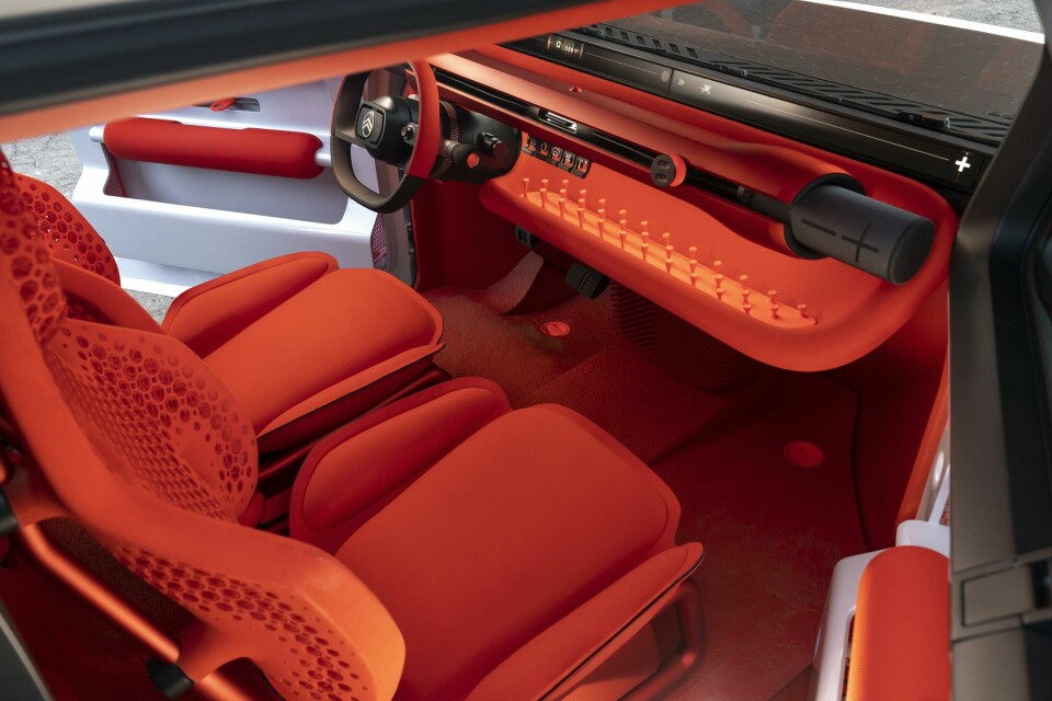 The Citroen Oli concept features exposed structures, reducing weight 2022 Citroen Oli - int cabin