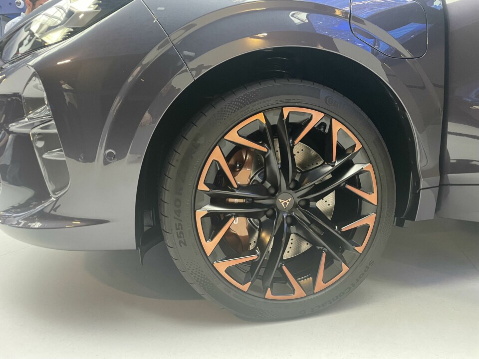 Copper accents on the rim, centre cap and brake caliper Cupra Terramar wheel close-up