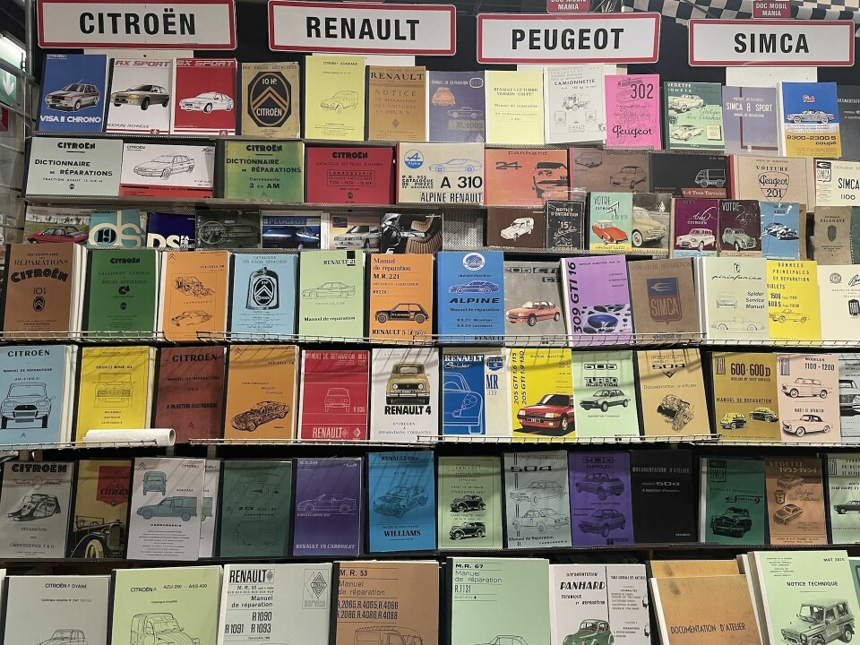 4. Car manuals seller - Retromobile 2025 4. Car manuals seller - Retromobile 2025