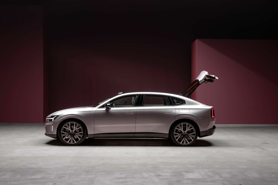 Volvo ES90 with boot open Volvo ES90 - ext side L (hatch open)