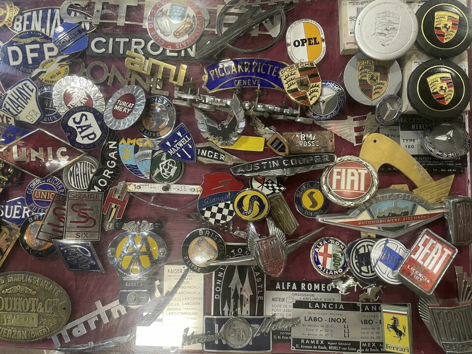 7. Metal badge seller - Retromobile 2025 7. Metal badge seller - Retromobile 2025