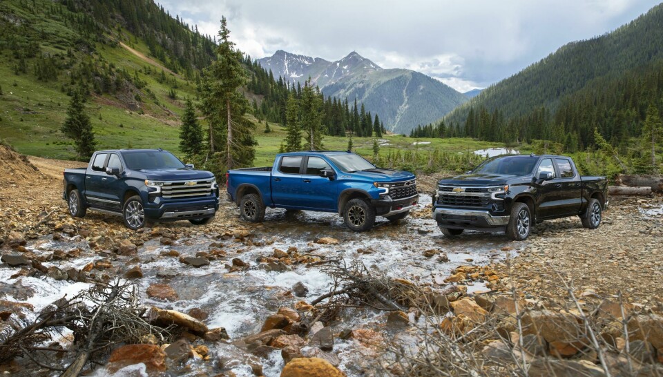 Chevrolet refreshes Silverado and adds hands-free tech 2022 Chevrolet Silverado HighCountry ZR2 LT HERO