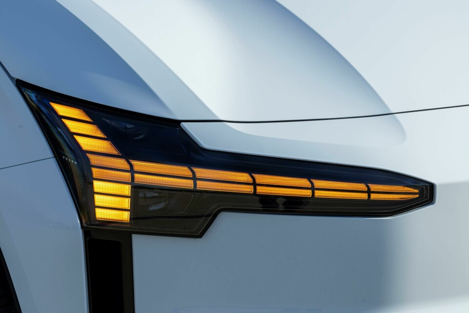Volvo EX30 front lamps with segmented hammer design 318856_Volvo_EX30_Cloud_Blue_Exterior