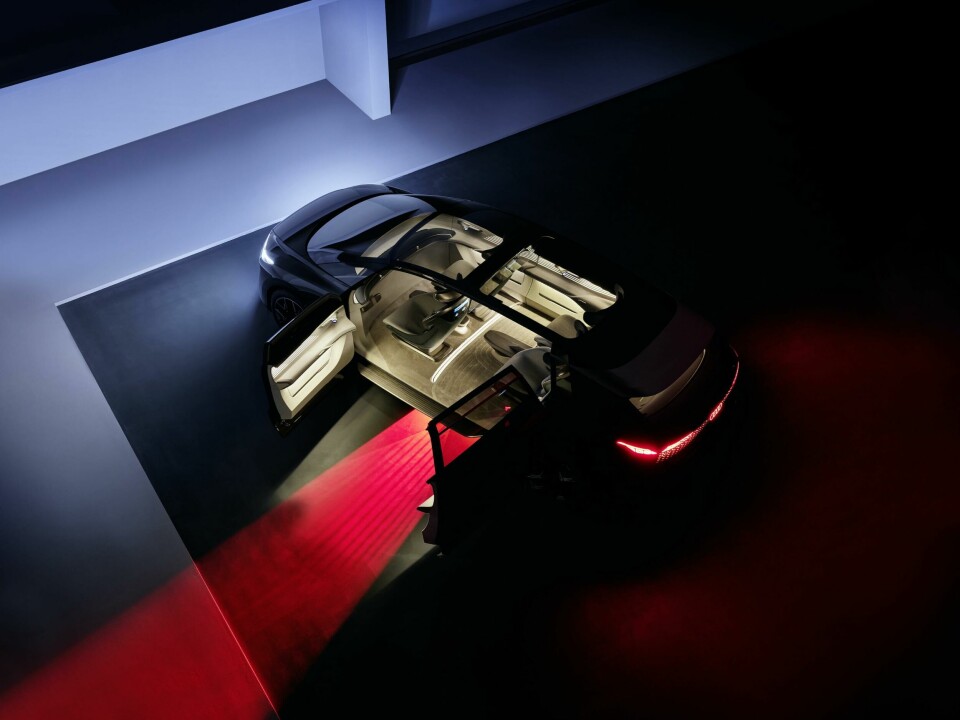 A wide-beam lighting effect on the floor that emanates from under the car when the doors open and the seats swivel to greet rear passengers 2022 Audi Urbansphere - int red carpet light