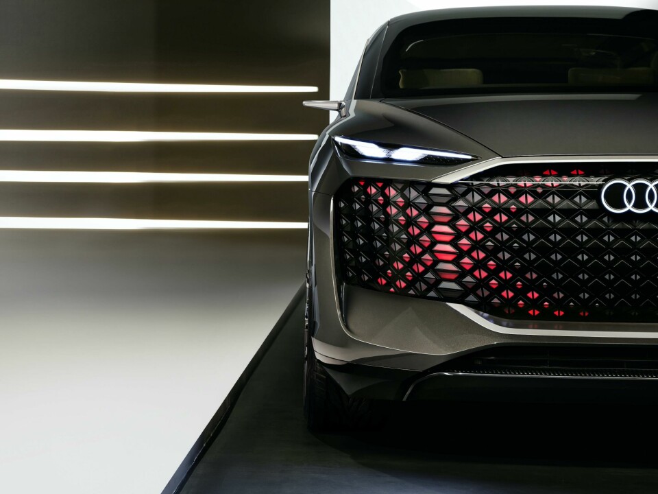 Audi’s designers used the grille to play with complex light signatures 2022 Audi Urbansphere - ext front grille light (red cross)