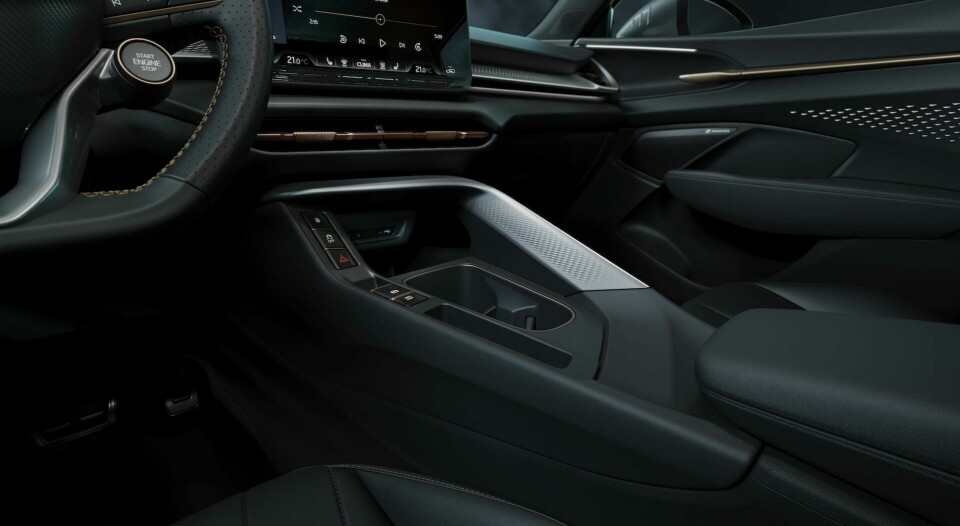 Centre console angles toward the driver, creating a ‘pod’ CUPRA_Terramar_INT_05