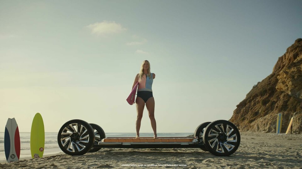 Champion professional surfer Bethany Hamilton stands on General Motors’ Ultium platform in skateboard, or in this case, surfboard, configuration Champion professional surfer Bethany Hamilton stands on General Motors’ Ultium platform in skateboard- or in this case, surfboard, configuration