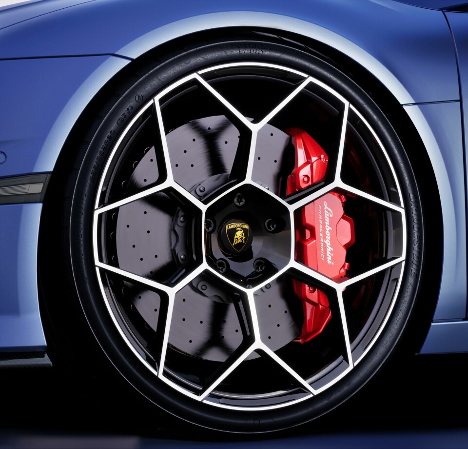 The wheel design riffs off the hexagon motif Lamborghini Temerario 30