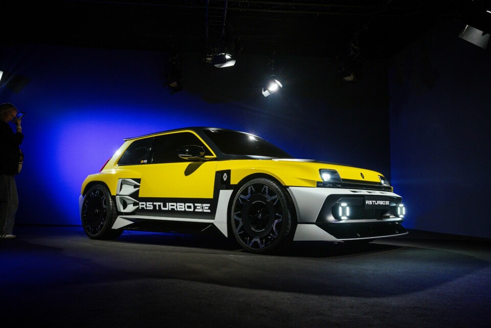 Front three-quarters, showing off the wide-body MG300031