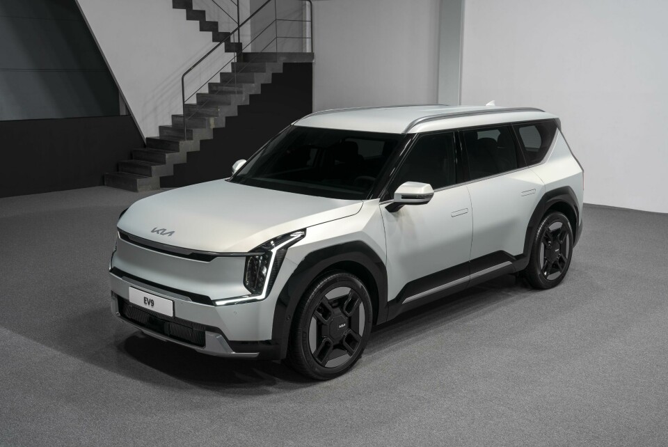 Kia is pushing further into premium territory KIA EV9 - ext F3Q 003 (stairs)