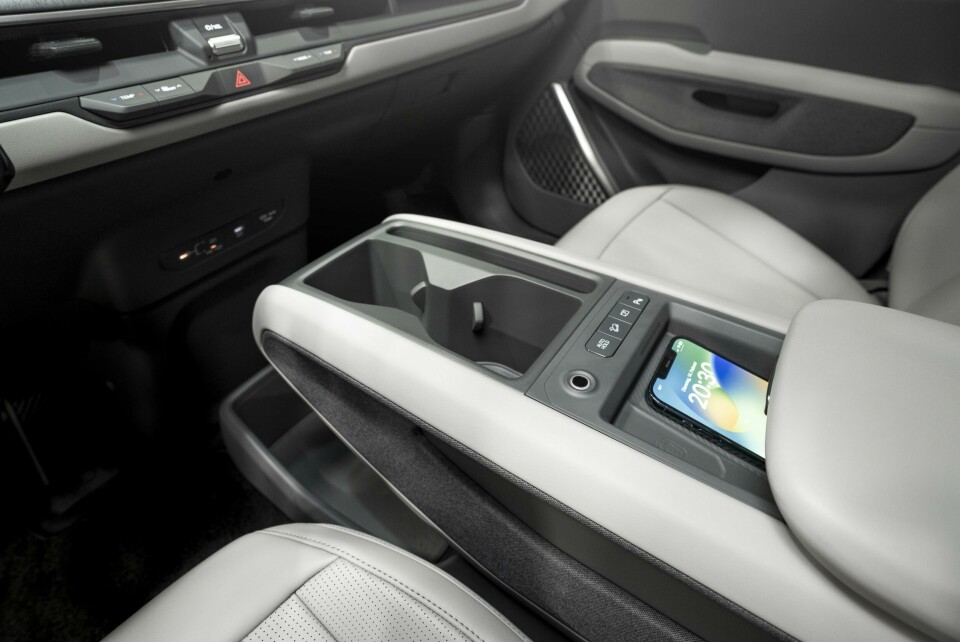 The centre console appears to float KIA EV9 - int centre console 021 copy