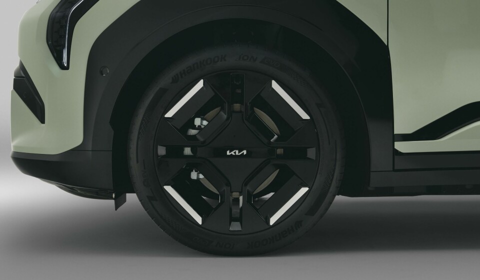 Angular wheels reflect the bodywork Kia EV3 - ext wheel (detail)