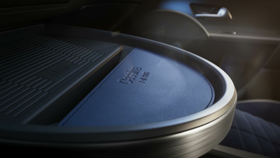 Nod to Scarpa: the circular coffee table survived into the production version New LANCIA YPSILON EDIZIONE LIMITATA CASSINA table