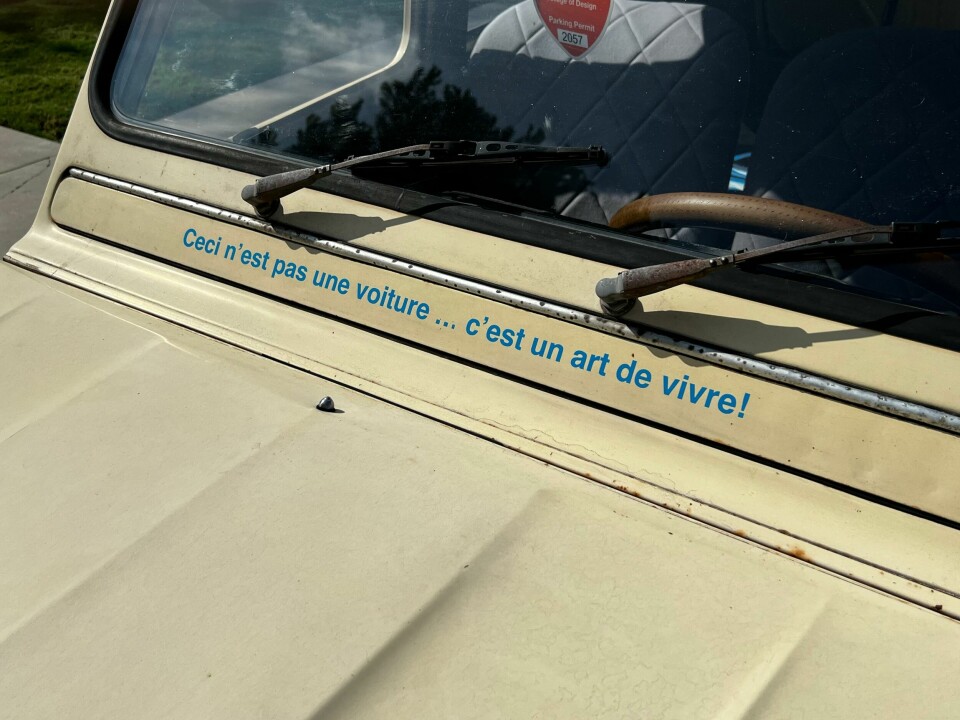 On the cowl of this little 2CV, an inscription that aptly describes the spirit of the event and, indeed, of the ArtCenter program itself Art of Living