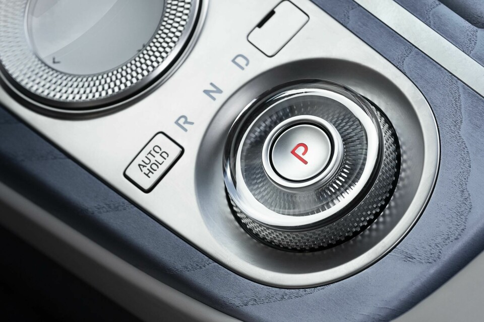 The circular drive mode selector and central screen control Genesis G80