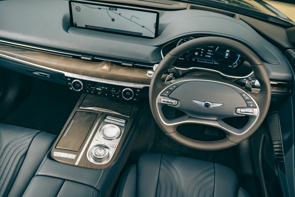 Buttons on the steering wheel control the driver cluster menu 586954