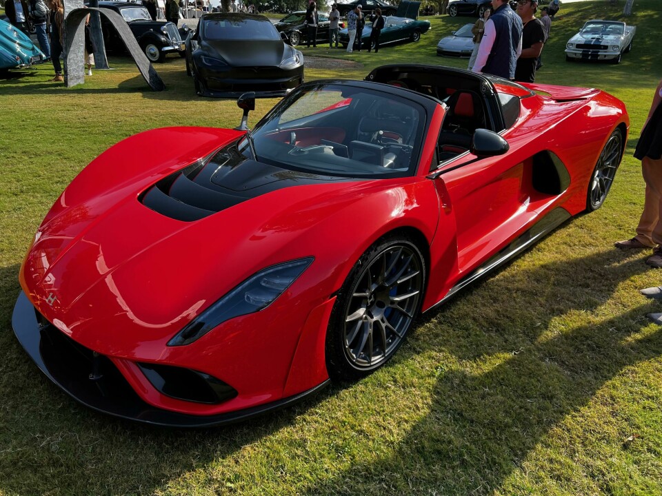 A Hennessey Venom F5 relaxes on the lawn, under the watchful eyes of a Tesla Plaid Venom01