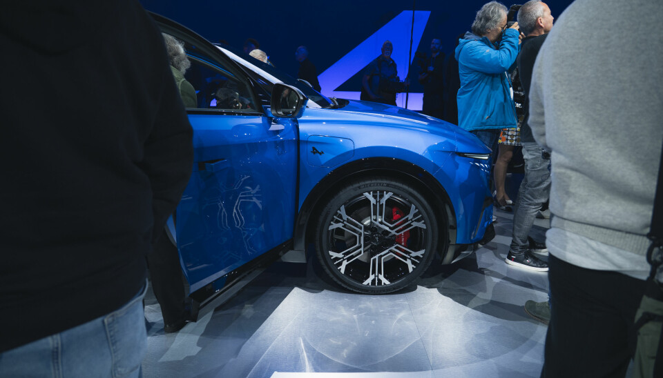 The wheel design echoes the Alpine arrowhead logo