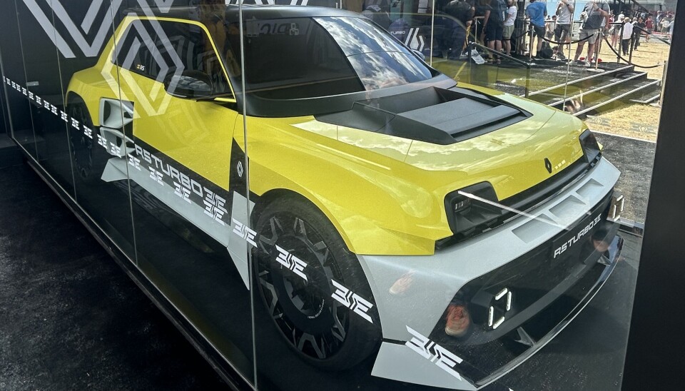 Renault 5 Turbo 3E trapped in the forbidden box.